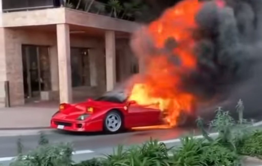 Ferrari F40 παραδίδεται στις φλόγες στη μέση του δρόμου (Video)