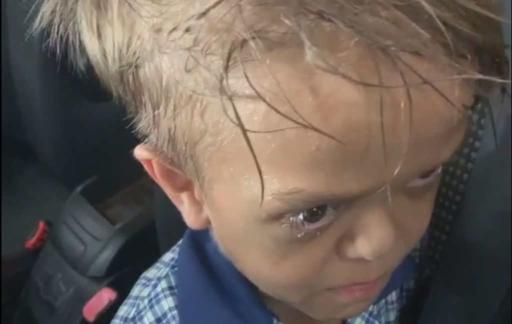 Αγοράκι κλαίει με λυγμούς λόγω του bullying που δέχεται επειδή πάσχει από νανισμό (Video)