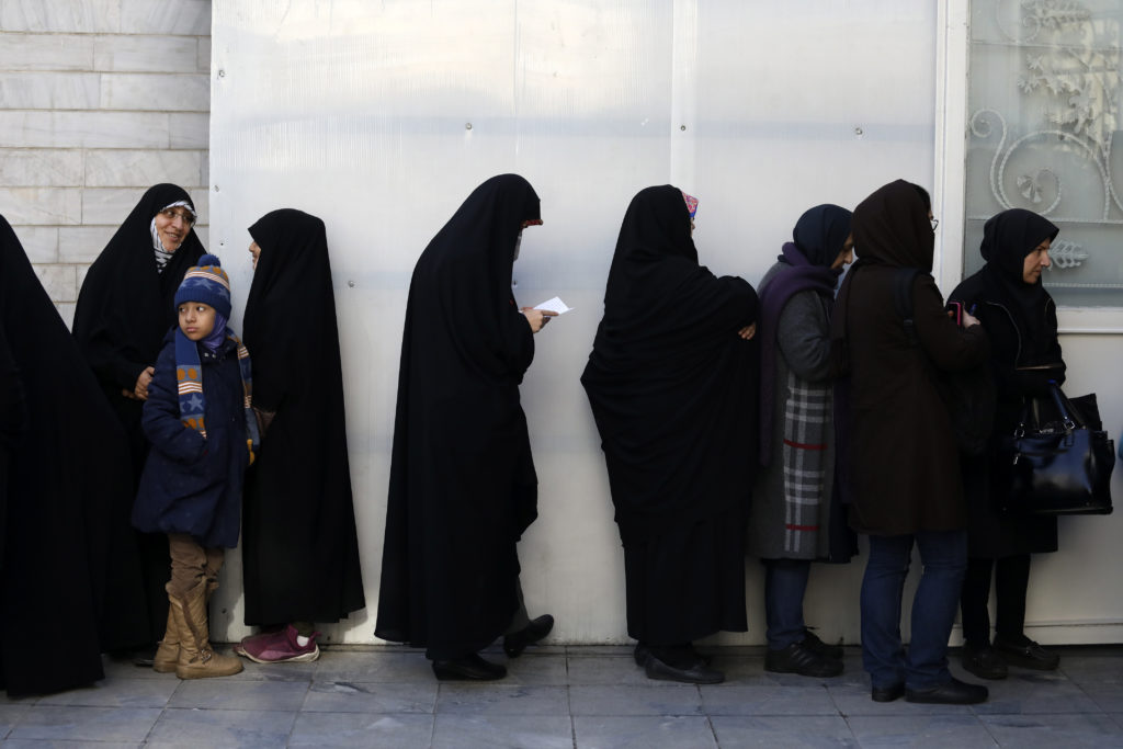 Άνοιξαν οι κάλπες για τις βουλευτικές εκλογές στο Ιράν