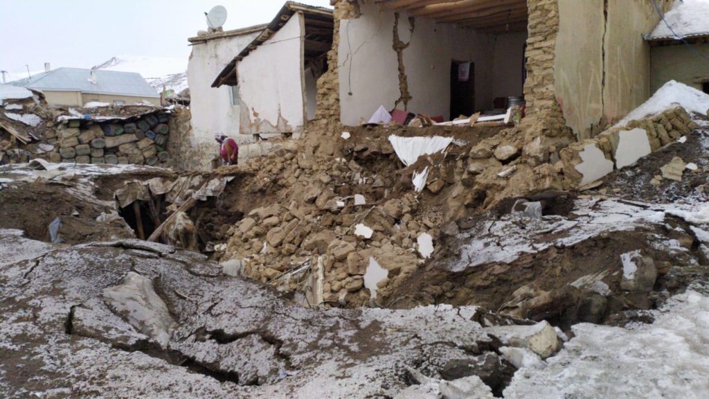 Τουλάχιστον 9 νεκροί στην Τουρκία από το σεισμό των 5,7 Ρίχτερ στα σύνορα με το Ιράν