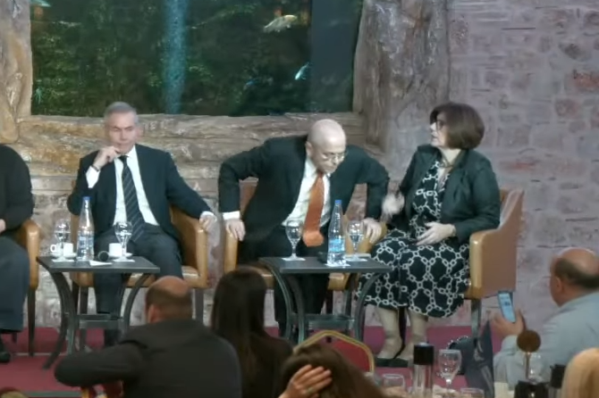 Σπάρτη: Ο Ισραηλινός πρέσβης έφυγε εκνευρισμένος από ομιλία – Δεν τον άφησαν να πει κουβέντα! (Video)