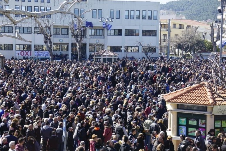 Χίος: Χιλιάδες εξαγριωμένοι κάτοικοι στο δρόμο για τον πόλεμο της κυβέρνησης – Έκρυθμη η κατάσταση (Video-Photos)