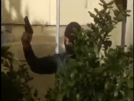Νέο βίντεο από τον αστυνομικό που σημάδευσε με όπλο φοιτητές στην ΑΣΟΕΕ (Video)