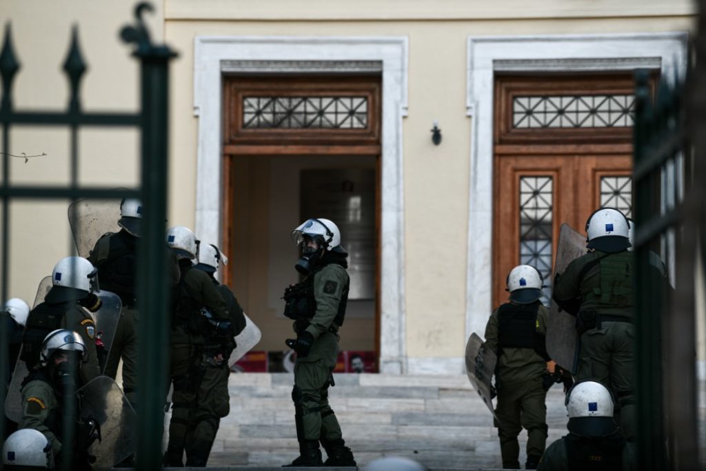 «Πυρά» Χαρίτση για τα ΜΑΤ στην ΑΣΟΕΕ: Εικόνες που προσβάλλουν το ελληνικό πανεπιστήμιο