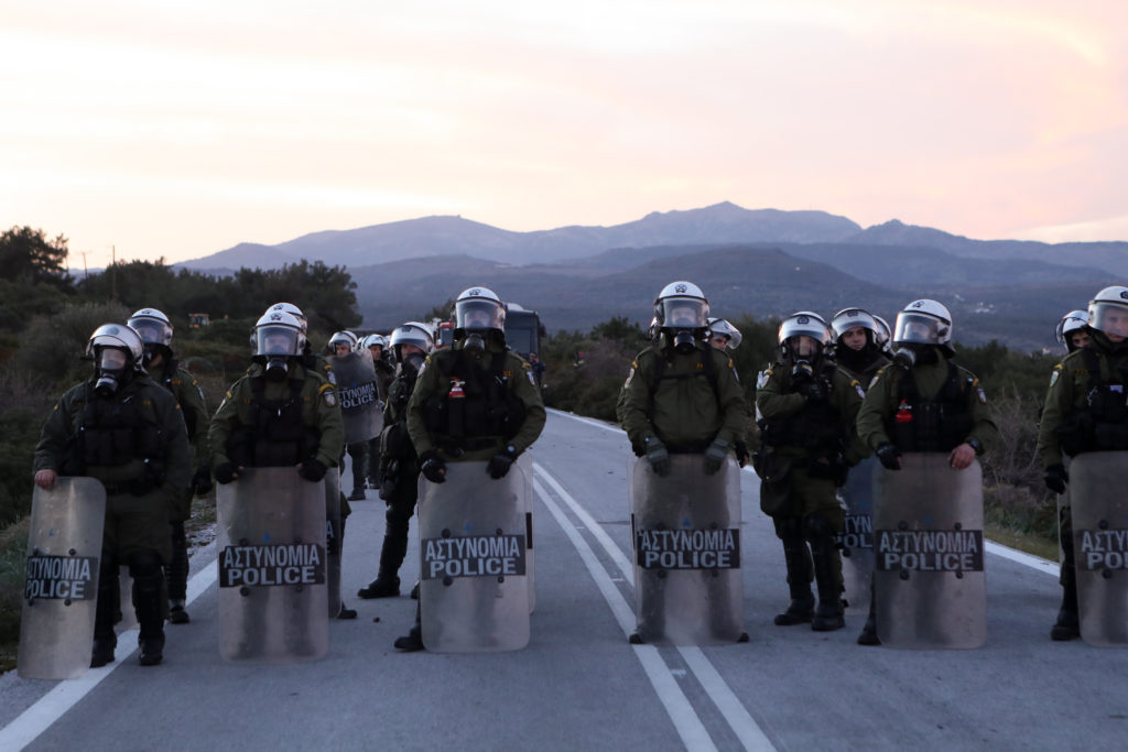 Προσφυγικό: Σκηνικό πολέμου σε Λέσβο και Χίο –  Γενική απεργία την Τετάρτη