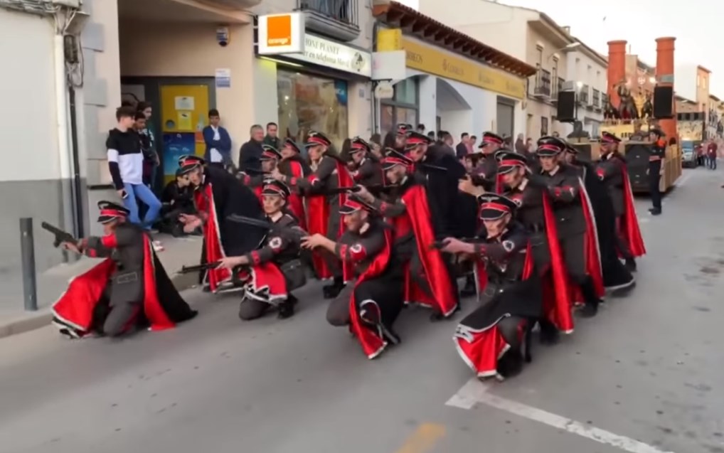 Σάλος σε καρναβάλι στην Ισπανία με άρμα που παρομοίαζε το Ολοκαύτωμα (Videos)