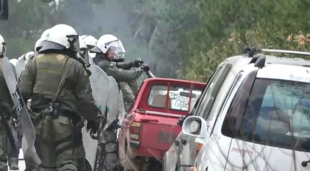 Λέσβος: Άνδρες των ΜΑΤ σπάνε αγροτικό όχημα στο Διαβολόρεμα (Video)