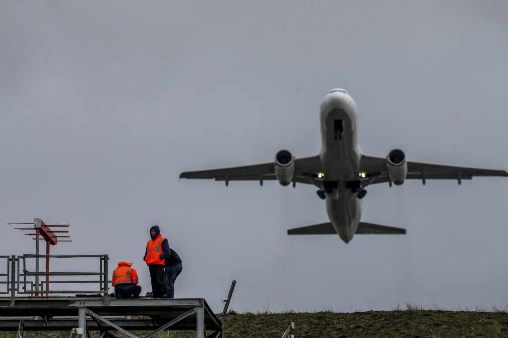 Συναγερμός με Boeing που επιστρέφει στη Μόσχα – Λόγω ρωγμής σε παράθυρο του πιλοτηρίου