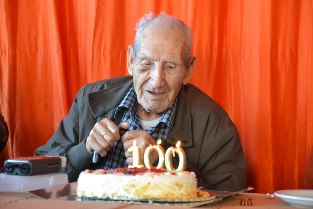Ο Γιάννης Καραγεωργίου, αυτόπτης μάρτυρας της ναζιστικής θηριωδίας, γιόρτασε τα 100α γενέθλιά του