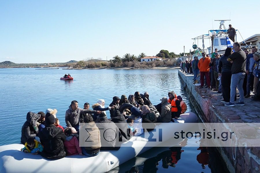 Λέσβος: Εικόνες ντροπής στη Θερμή με πρόσφυγες εγκλωβισμένους στις βάρκες – «Μόνο νερό στα μωρά, τίποτα άλλο»! (Video)