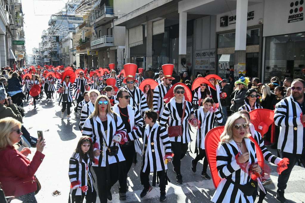 Πάτρα: Χιλιάδες καρναβαλιστές «έσπασαν» στην πράξη την απαγόρευση Κικίλια λόγω κορονοϊού (Photos)