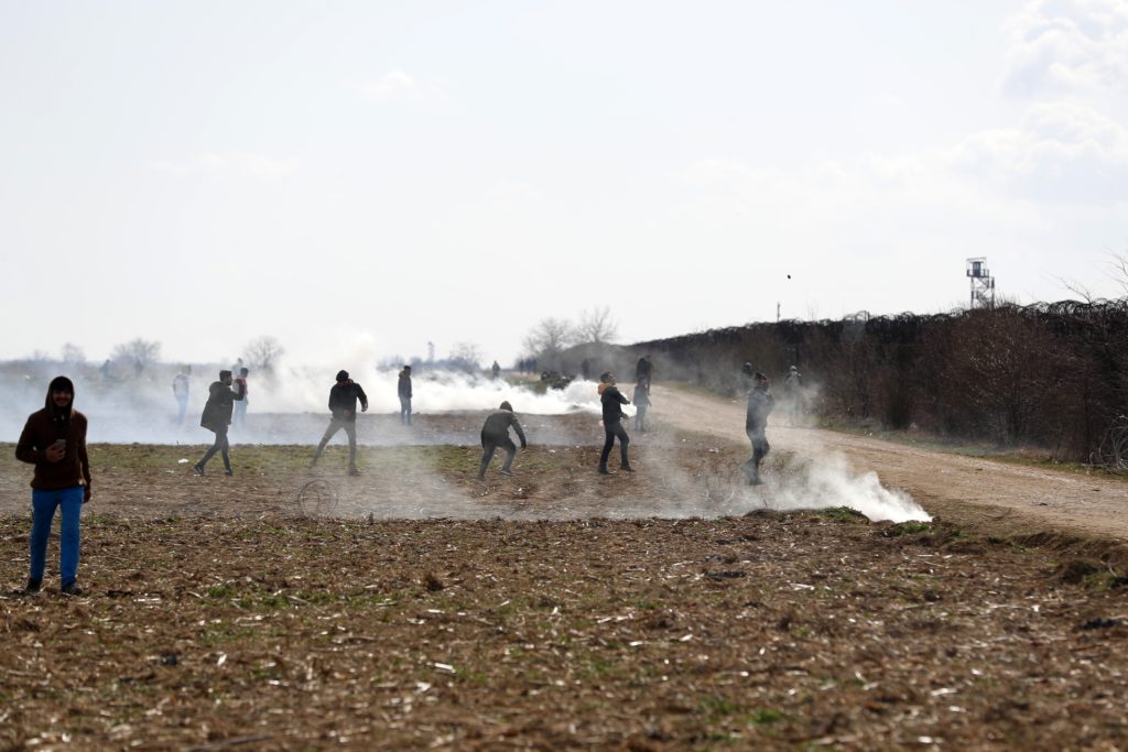 Νέα ένταση στον Έβρο – Επεισόδια με χημικά και δακρυγόνα στις Καστανιές (Video – Photos)