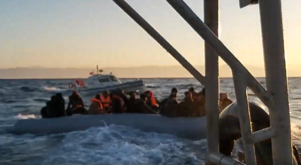 Βίντεο – ντοκουμέντο: Τουρκική ακταιωρός καθοδηγεί βάρκα με μετανάστες προς τα ελληνικά νησιά