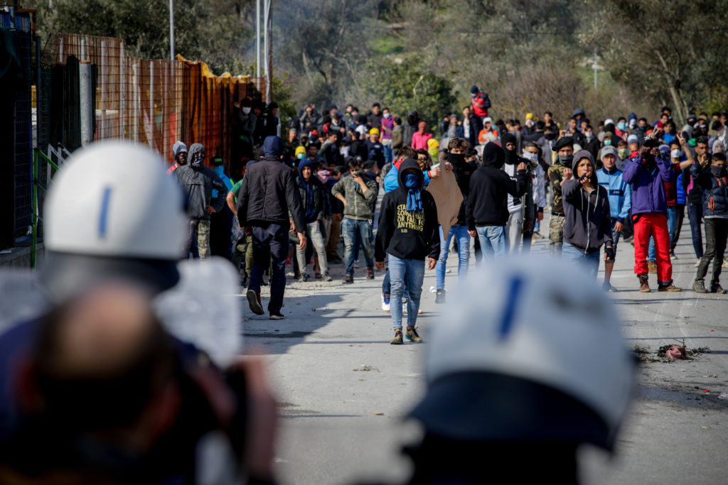 Λέσβος: Εκατοντάδες πρόσφυγες και μετανάστες έφυγαν από τη Μόρια