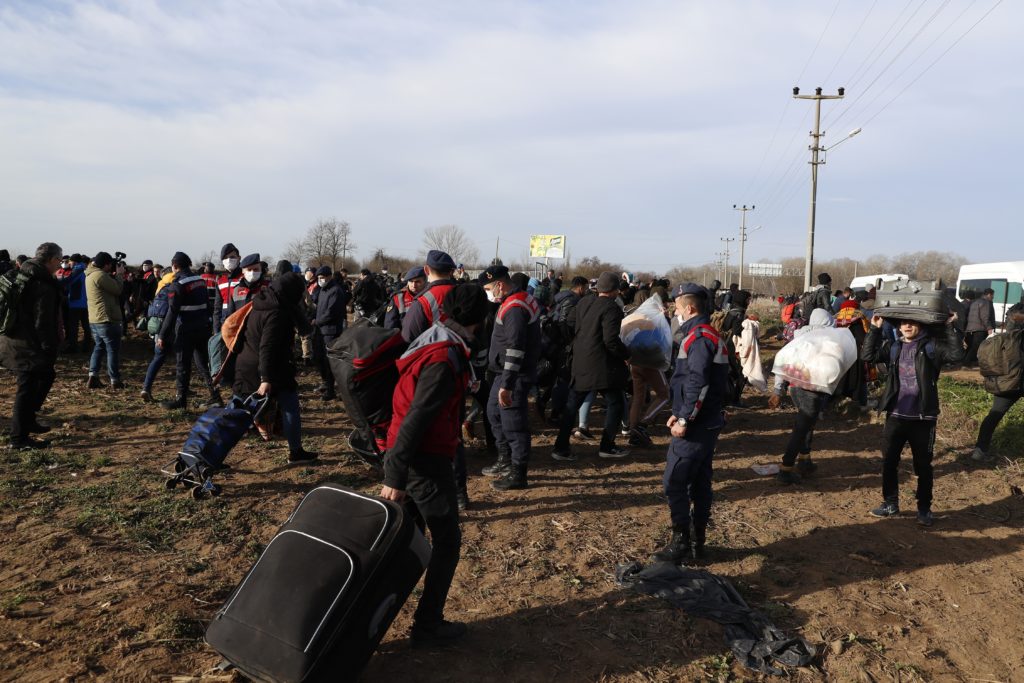 Μετακινούνται νοτιότερα στον Έβρο πρόσφυγες και μετανάστες