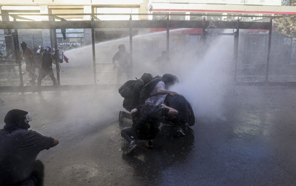 Χιλή: Συγκρούσεις διαδηλωτών με την Αστυνομία με φόντο τη κοινωνική κρίση