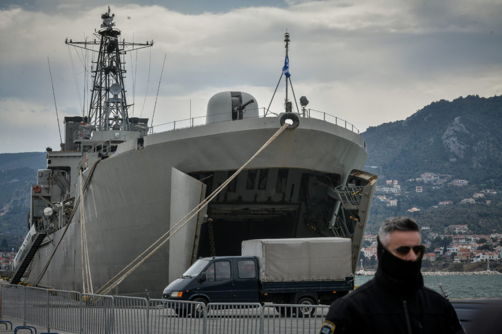 Λέσβος: Αλαλούμ με το αρματαγωγό!