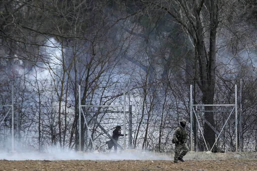 Καρέ καρέ πώς η τουρκική αστυνομία εκτοξεύει τα χημικά στην ελληνική πλευρά (Video)