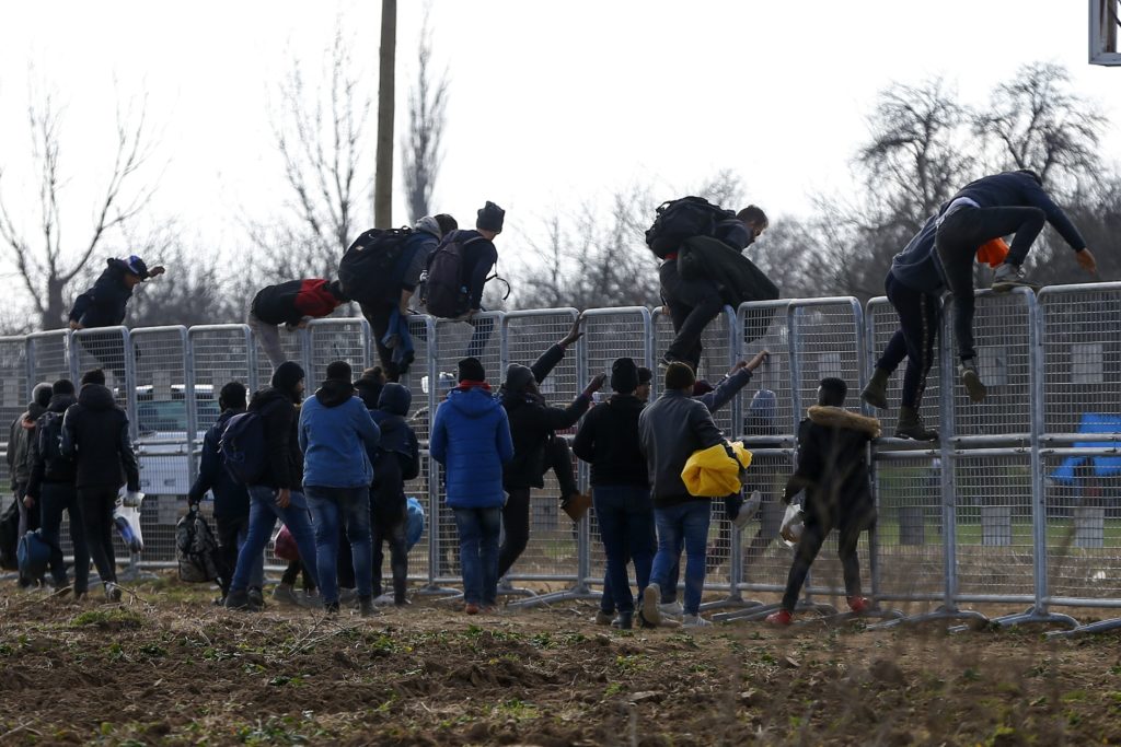 Πως ενισχύει τα ελληνικά σύνορα η Κομισιόν – Νέο «deal» για άσυλο και μετανάστευση