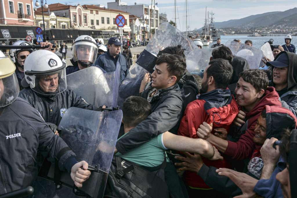 Επεισόδια στο λιμάνι της Μυτιλήνης – Πρόσφυγες θέλουν να επιβιβαστούν στο πλοίο της γραμμής για Πειραιά