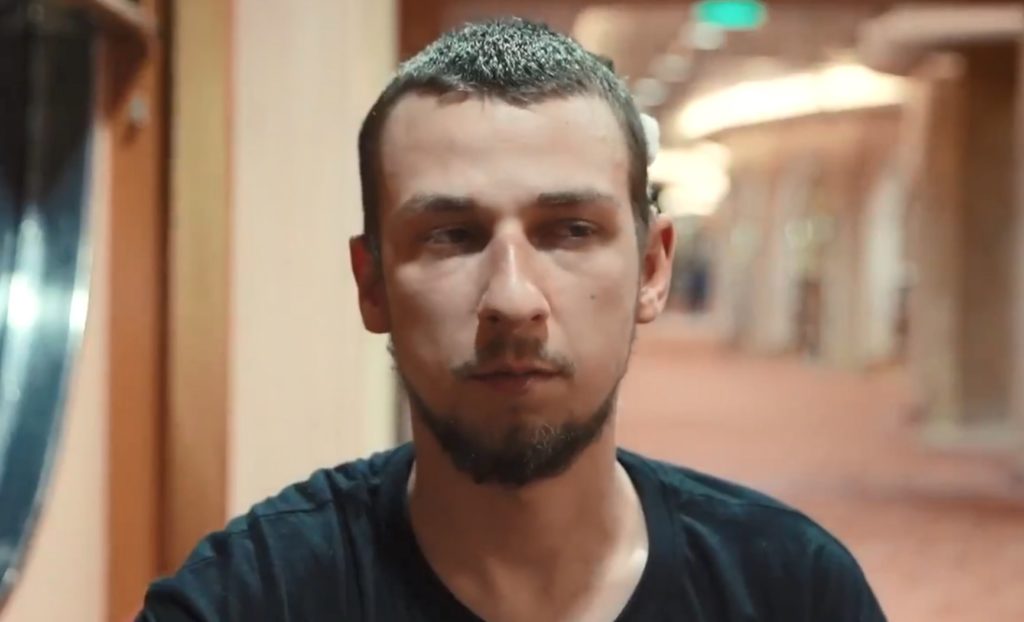 Ξένος φωτορεπόρτερ καταγγέλλει επίθεση από ακροδεξιούς στη Λέσβο (Video)