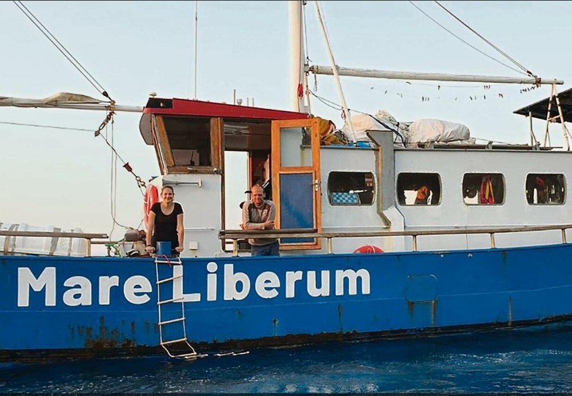 Λέσβος: Ομάδα ακροδεξιών απαγόρευσε σε πλοίο της «Sea Watch» να δέσει στο λιμάνι για τροφοδοσία