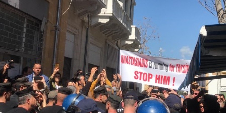 Κύπρος: Κοινή διαδήλωση Ελληνοκυπρίων-Τουρκοκυπρίων για το κλείσιμο των οδοφραγμάτων – Επεισόδια με αστυνομία (Photos+Videos)