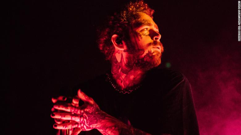 Ο Post Malone καθησυχάζει τους θαυμαστές του για την πτώση του επί σκηνής: «Δεν παίρνω ναρκωτικά!» (Videos)