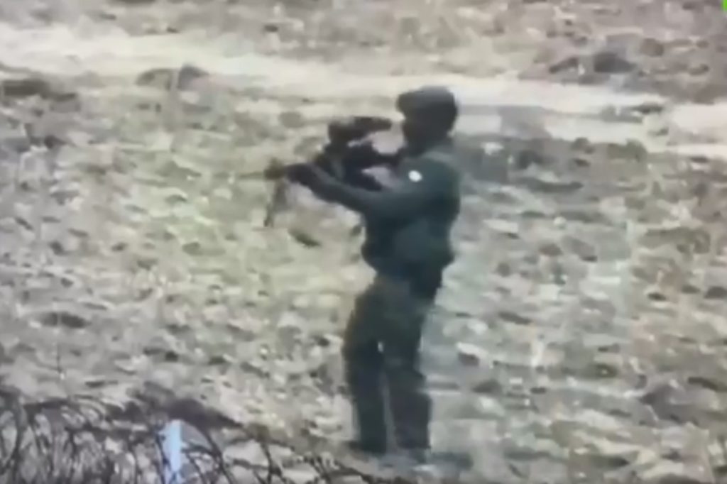 Έβρος: Βίντεο-ντοκουμέντο δείχνει Έλληνα στρατιωτικό να πυροβολεί σε ευθεία βολή