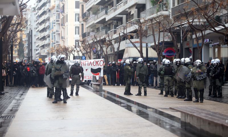 Αντιεξουσιαστές εναντίον εθνικιστικής συγκέντρωσης στη Θεσσαλονίκη
