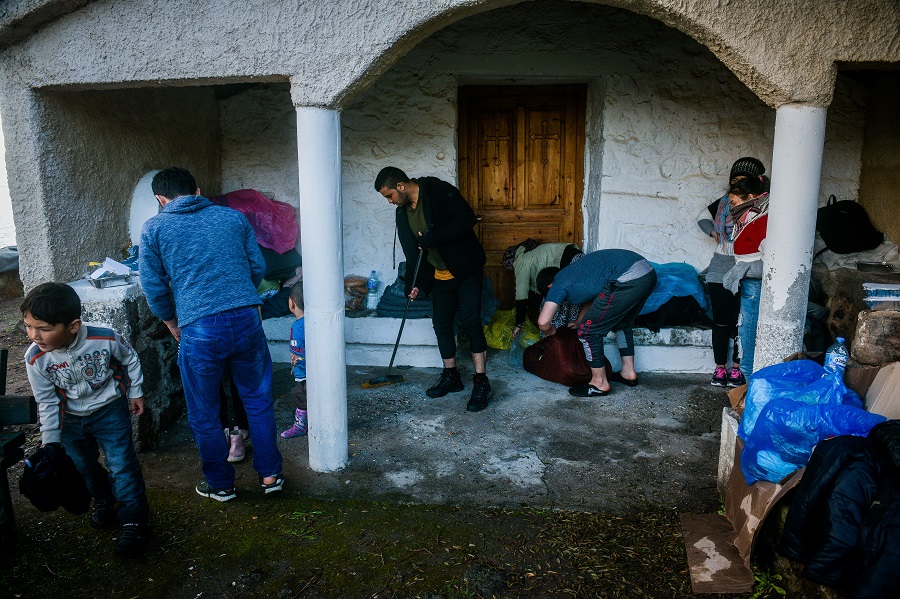 Oλοι στις πλάτες των προσφύγων και του ελληνικού λαού