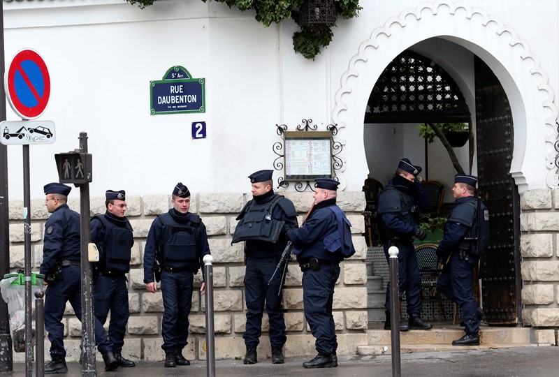 Πυροβολισμοί μέσα σε τζαμί στο Παρίσι – ένας τραυματίας