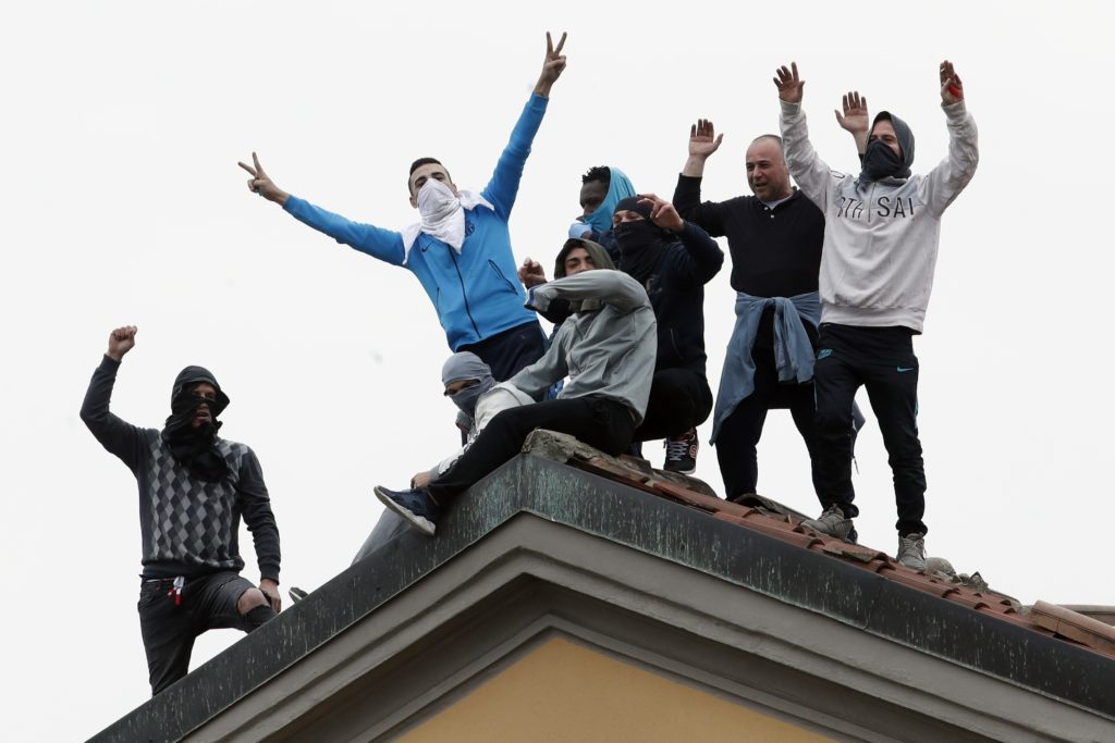 Νέα εξέγερση στις ιταλικές φυλακές λόγω κορονοϊού – Έξι νεκροί