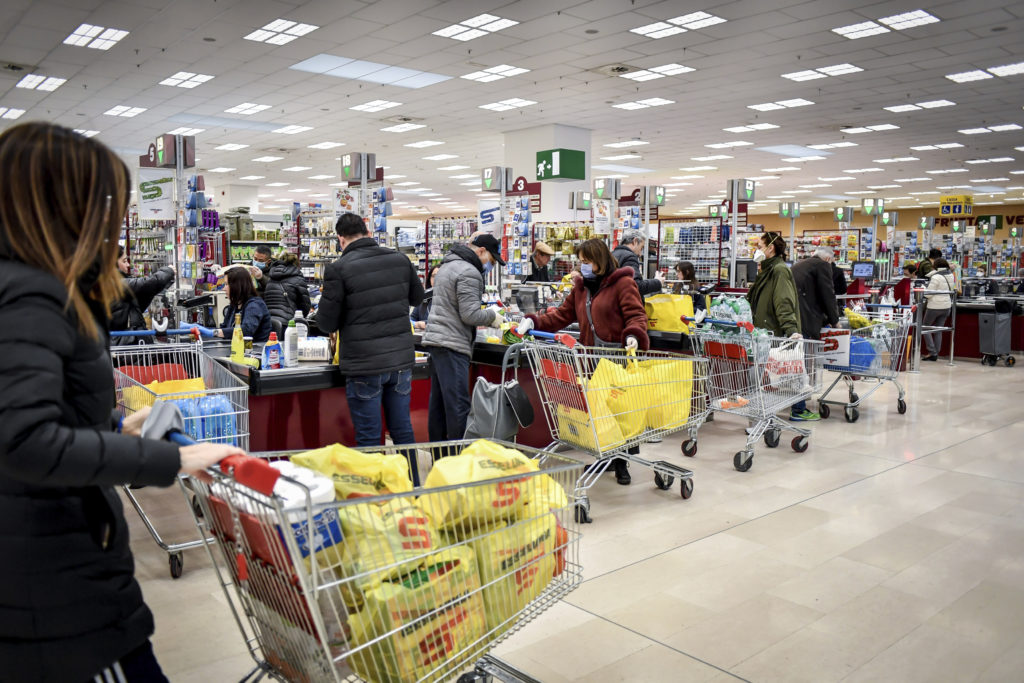 Κορονοϊός: Ουρές στα σούπερ μάρκετ, άδειοι οι δρόμοι στην Ιταλία – Σε καραντίνα και πανικό όλη η χώρα (Video)