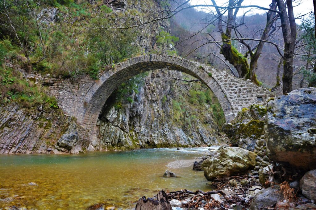 Ένα παμπάλαιο γεφύρι στα δύσβατα της Πίνδου