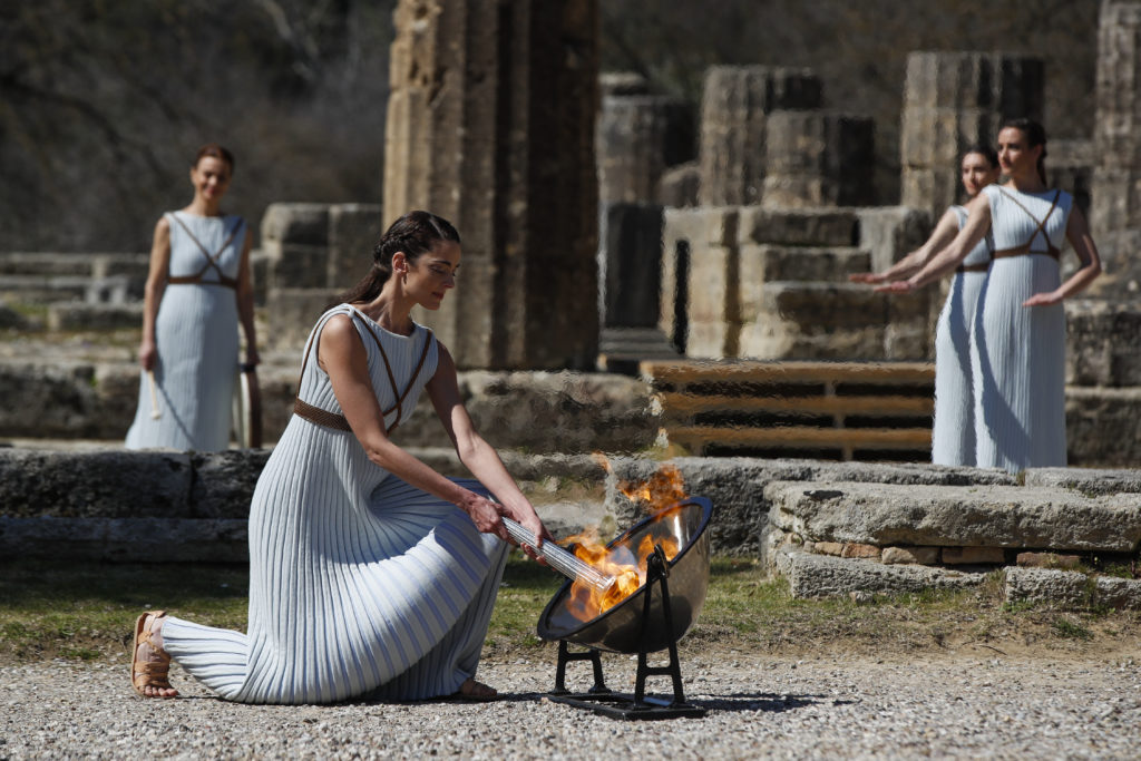 Αρχαία Ολυμπία: Άναψε η Ολυμπιακή Φλόγα για τους αγώνες στο Τόκιο (Video)