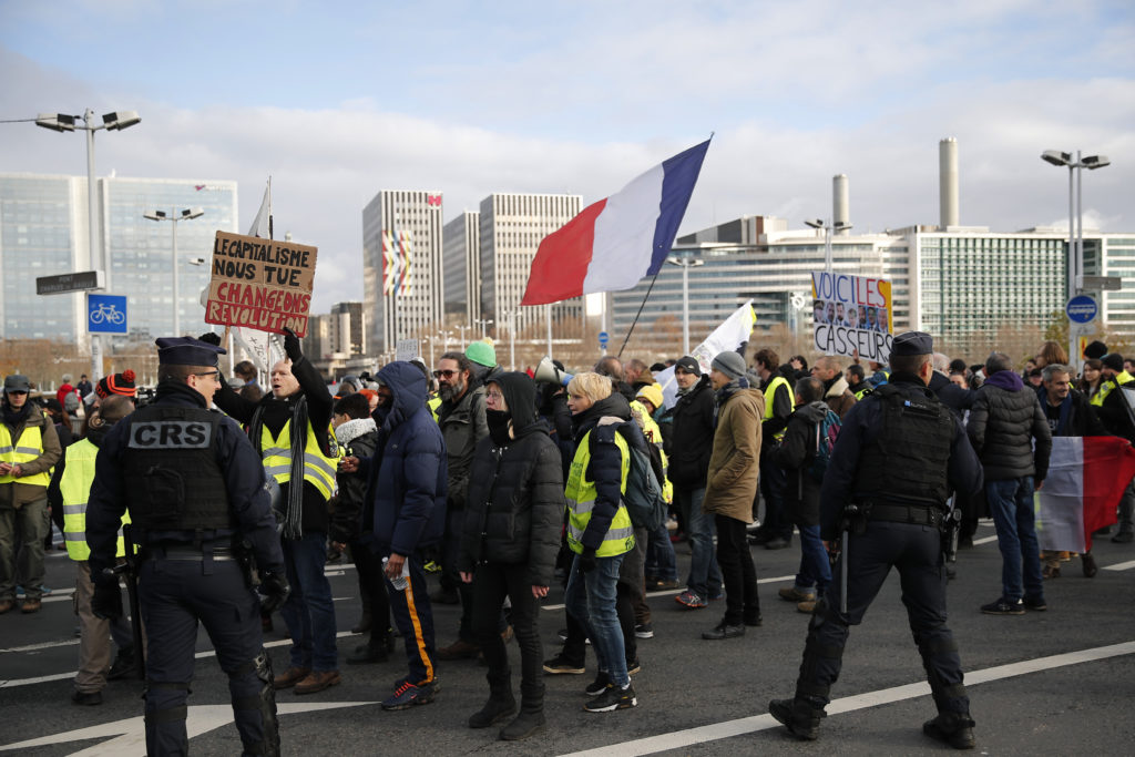 Γαλλία: Τα Κίτρινα Γιλέκα δεν πτοούνται ούτε από τον κορονοϊό – Αψιμαχίες με τα ΜΑΤ! (Videos)