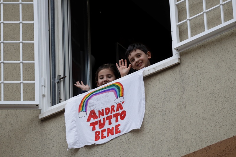 Στις 9 το βράδυ οι Ιταλοί θα βγουν στα παράθυρα με ένα φωτεινό αντικείμενο, «για να λάμψει η χώρα»