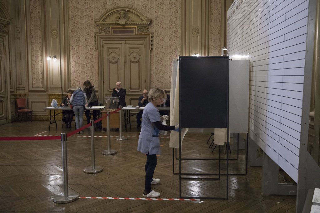 Γαλλία: Ο κορονοϊός ψήφισε αποχή στις δημοτικές εκλογές