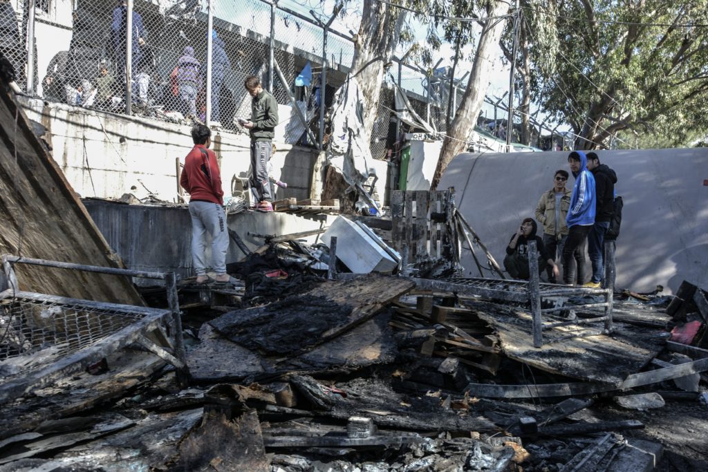 Φωτιά στον προσφυγικό καταυλισμό της Μόριας – Ένα 6χρονο παιδί νεκρό (Video)