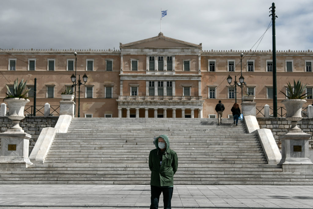 Στα 352 τα κρούσματα στην Ελλάδα: Πως λειτουργούν οι υπηρεσίες και ποια μαγαζιά μένουν ανοιχτά