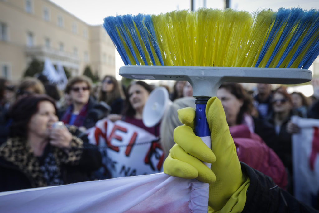 Στο δρόμο 14 καθαρίστριες του υπουργείου Περιβάλλοντος και Ενέργειας