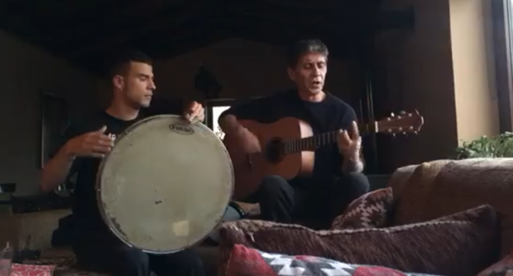 Ο Σωκράτης Μάλαμας «μένει σπίτι» και ερμηνεύει το τραγούδι «Λάσπες» (Video)
