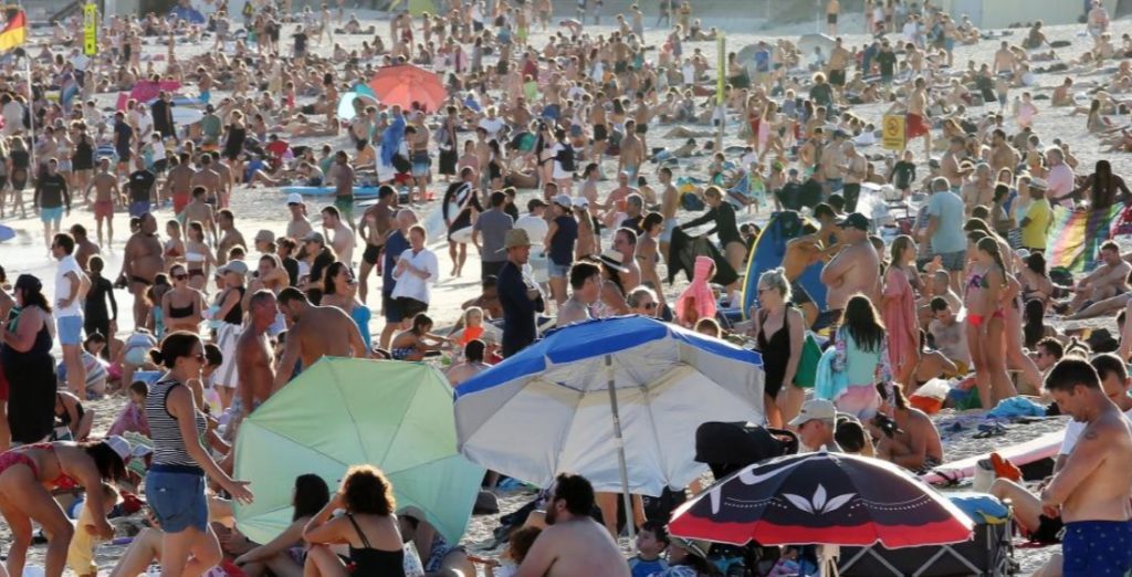 Παντού τα ίδια: Χιλιάδες Αυστραλοί στην πλαζ του Σίδνεϊ, παρά την απαγόρευση