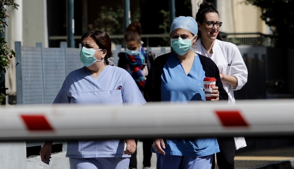 Κορονοϊός: Ξεπέρασαν τους 60 οι νοσούντες γιατροί και νοσηλευτές – «Αποδεκατιζόμαστε» λέει το προσωπικό των νοσοκομείων