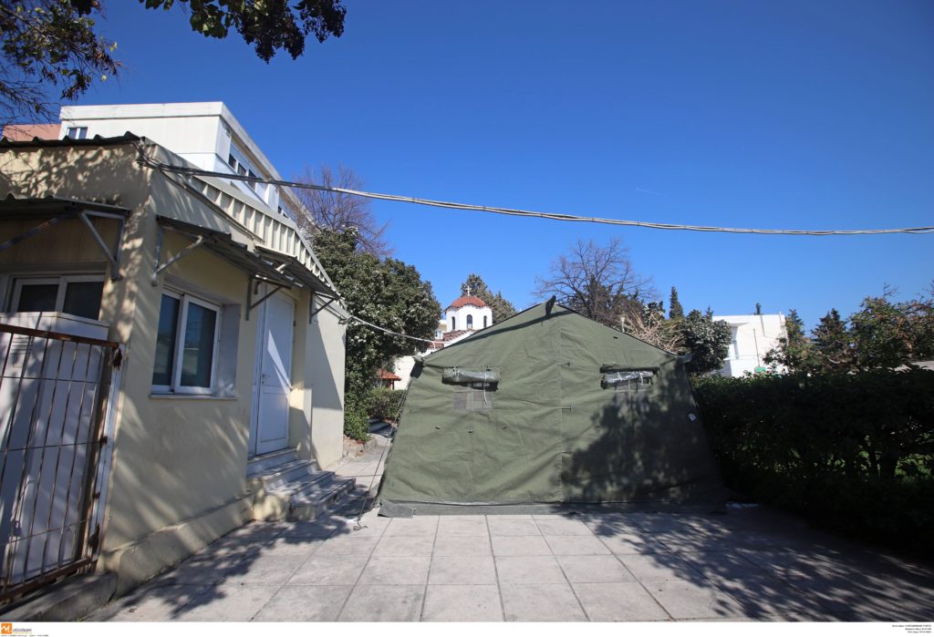 Koρονοϊός- Θεσσαλονίκη: Έστησαν στρατιωτικές σκηνές για ασθενείς στο «Άγιος Παύλος» (Photos)