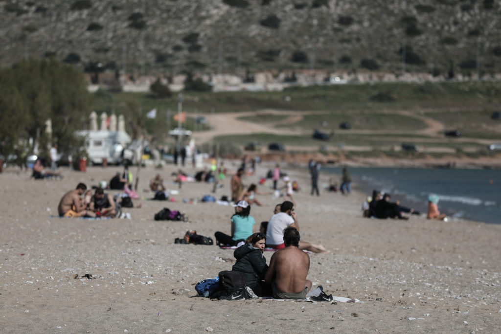 Κορονοϊός: Απτόητοι Αθηναίοι λιάζονται στις θάλασσες ή εξασκούνται στις πολεμικές τέχνες! (Photos)