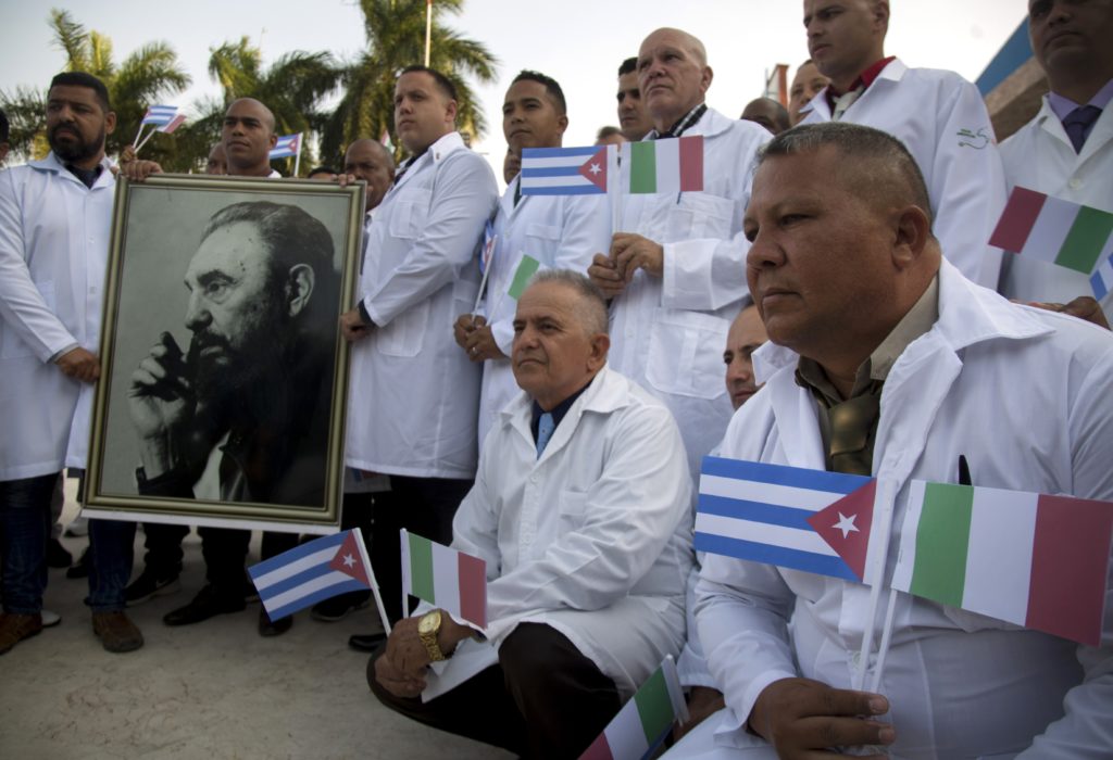 Κορονοϊός: Η Λομβαρδία προσμένει τους Κουβανούς γιατρούς που καταπολέμησαν τον Έμπολα