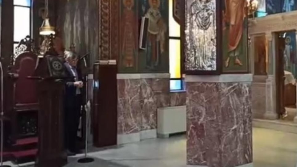 Κορονοϊός: Ο Τσιόδρας ψάλτης μόνος του σε ναό, αλλά απ’ έξω συνάθροιση πιστών! (Video)