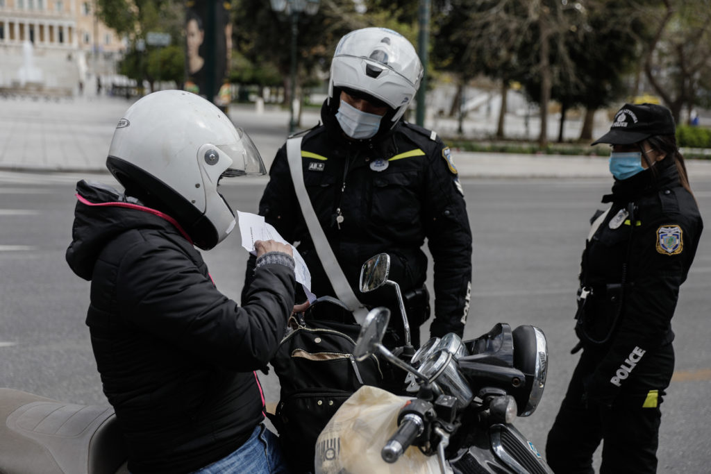 Νέο ηχητικό μήνυμα της ΕΛΑΣ για τον περιορισμό κυκλοφορίας – Συλλήψεις και πρόστιμα